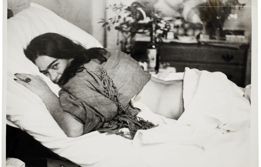 Frida ležící na břiše, Nickolas Muray, 1946. Foto: Muzeum Fridy Kahlo 