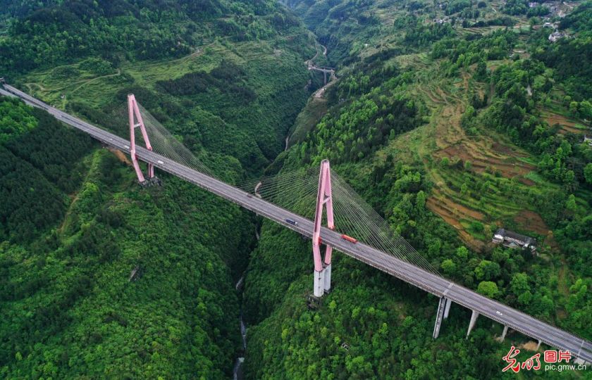 Most Wuling přes Velký kaňon Yanxigou z okresu Qianjiang ve městě Chongqing do okresu Pengshui po dálnici Yuxiang. Foto: Yang Min / Guangming Picture