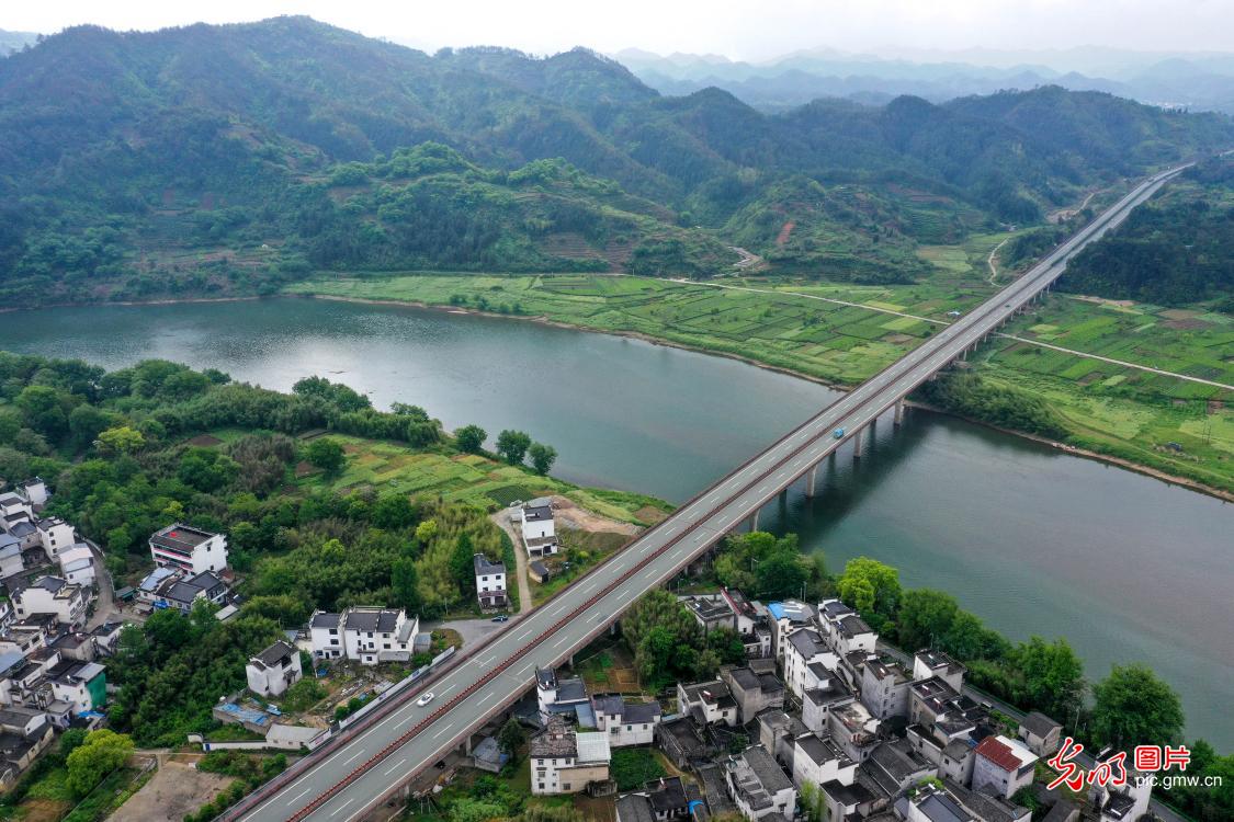 Dálnice G56 Hangrui ve městě Huangshan v provincii Anhui. Foto: Shi Yalei / Guangming Picture