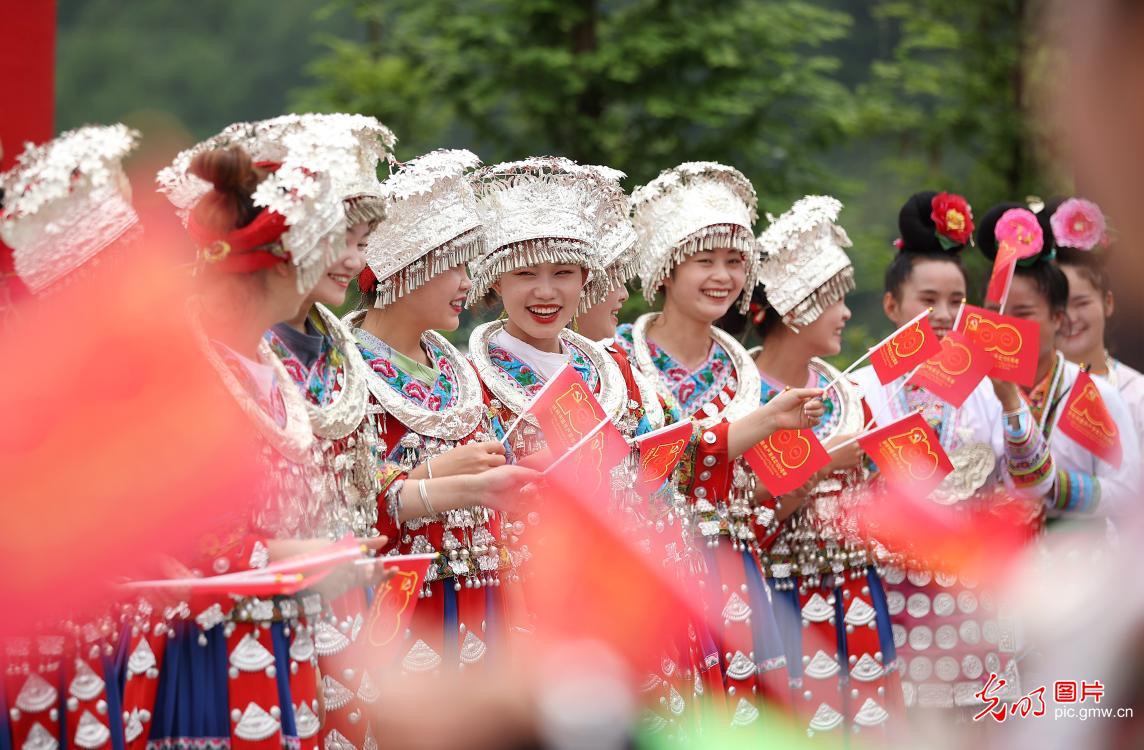 V okrese Wanda v autonomní prefektuře národnostní menšiny Miao a Dong Qiandongnan v provincii Guizhou (Kuej-čou) se 22. června konala akce „Zpívejte lidové písně pro stranu“. Více než 100 lidí z etnických menšin se obléklo do slavnostních kostýmů a v mandarínštině a jazycích své národnosti zpívali o prosperující vlasti a šťastném životě lidí. Společně tak oslavili 100. výročí založení Komunistické strany Číny. Foto: Huang Xiaohai / Guangming Picture