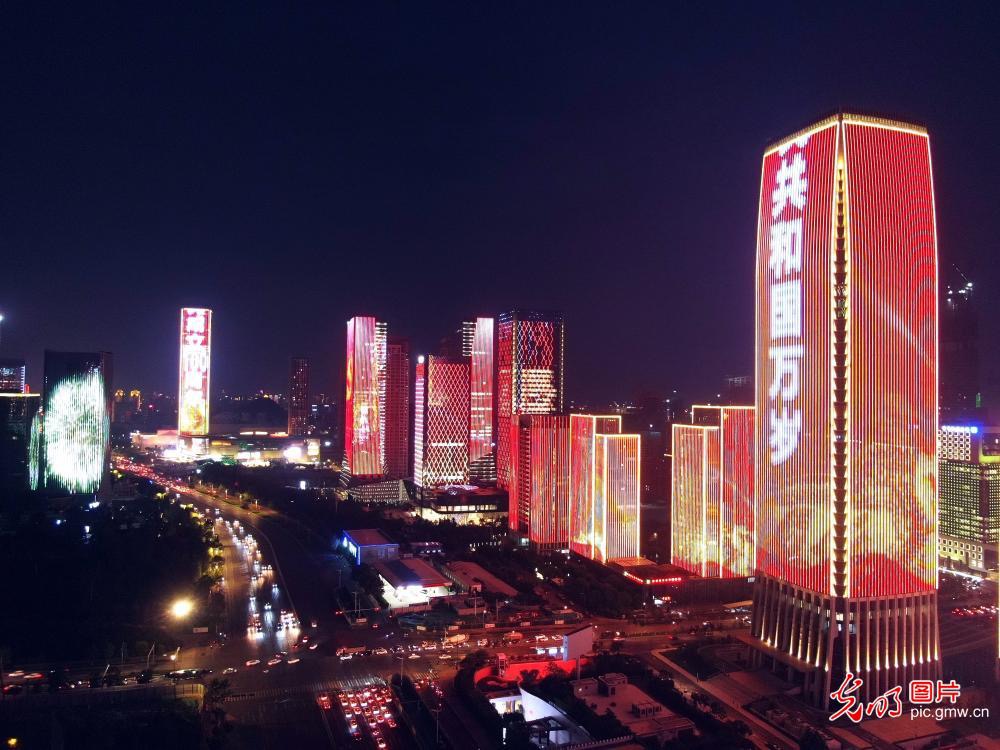 Více než 60 budov ve městě Jinan rozsvítilo 24. června noční oblohu. Světelná show na oslavu 100. narozenin KS Číny byla rozdělena do tří částí, které ukázaly strastiplnou historii čínské komunistické strany. Foto: Xu Zhou / Guangming Picture