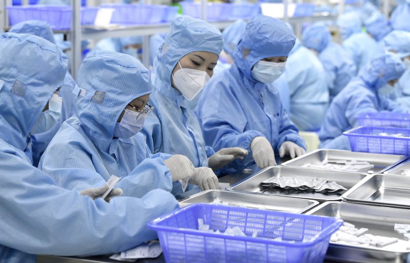 V podniku pro výrobu zdravotnických prostředků v Xiánu v provincii Shaaanxi kompletují zaměstnanci látky pro detekci antigenů. (Liu Xiao/Agentura Nová Čína)