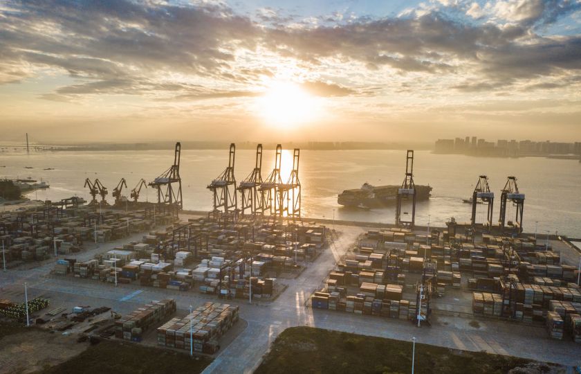 Mezinárodní kontejnerový terminál Yangpu, důležitý uzel kontejnerové dopravy  přístavu volného obchodu Hainan . Snímek  byl pořízen v zóně hospodářského rozvoje Yangpu v provincii Hainan v Číně.  (foto z dronu). (Pu Xiaoxu/Agentura Nová Čína)