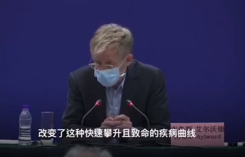 Bruce Aylward, šéf inspekčního týmu a hlavní poradce generálního ředitele Světové zdravotnické organizace (WHO), na tiskové konferenci v Pekingu 24. února.