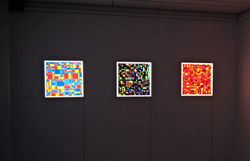 1.	Jan Pamuła, Pole dyskretnych zmian barwnych 2018–2f (Pole diskrétních barevných změn 2018–2f), 2018, Light box (60x60cm)