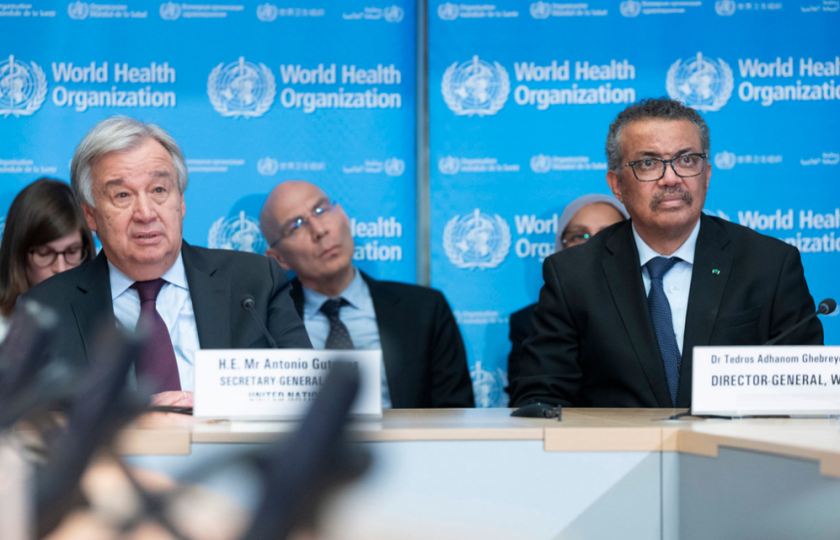 Generální tajemník Organizace spojených národů (OSN) Antonio Guterres (vlevo) a generální ředitel Světové zdravotnické organizace (WHO) Tedros Adhanom Ghebreyesus (vpravo).