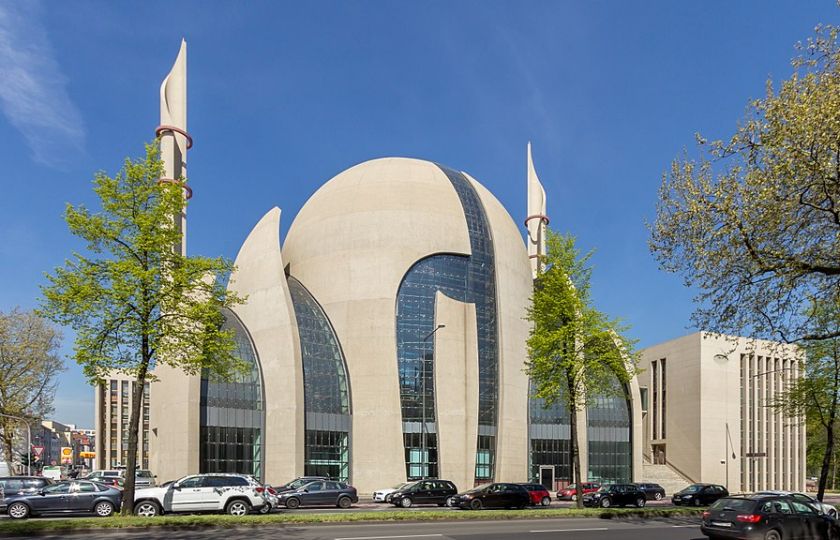 Centrální mešita v Kolíně nad Rýnem. Foto: Raimond Spekking / CC BY-SA 4.0 (Wikimedia Commons)