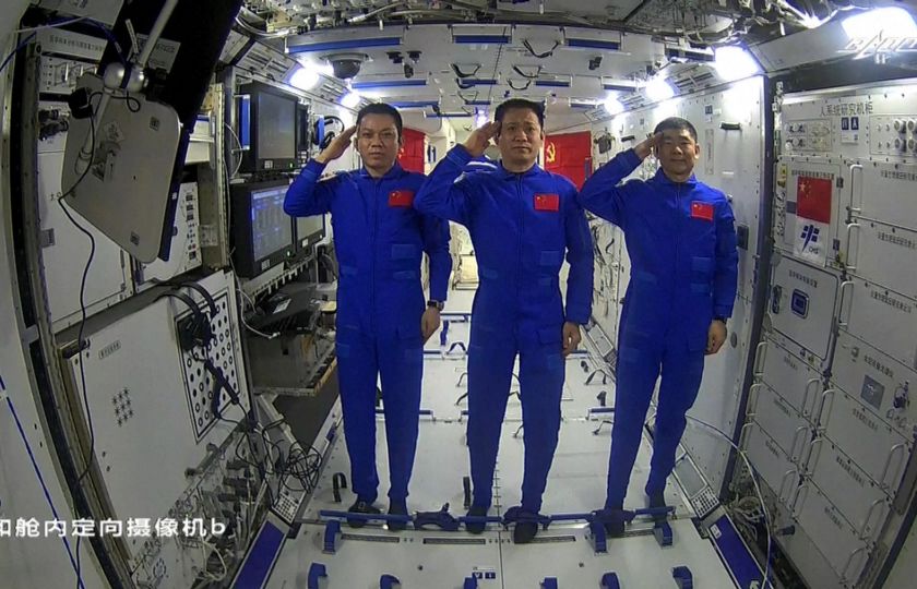 Čínští astronautí zdraví z ústředního modulu vesmírné stanice Tianhe při hovoru s čínským prezidentem Xi Jinpingem 23. června 2021. Foto: AFP FOTO / CCTV / Profimedia