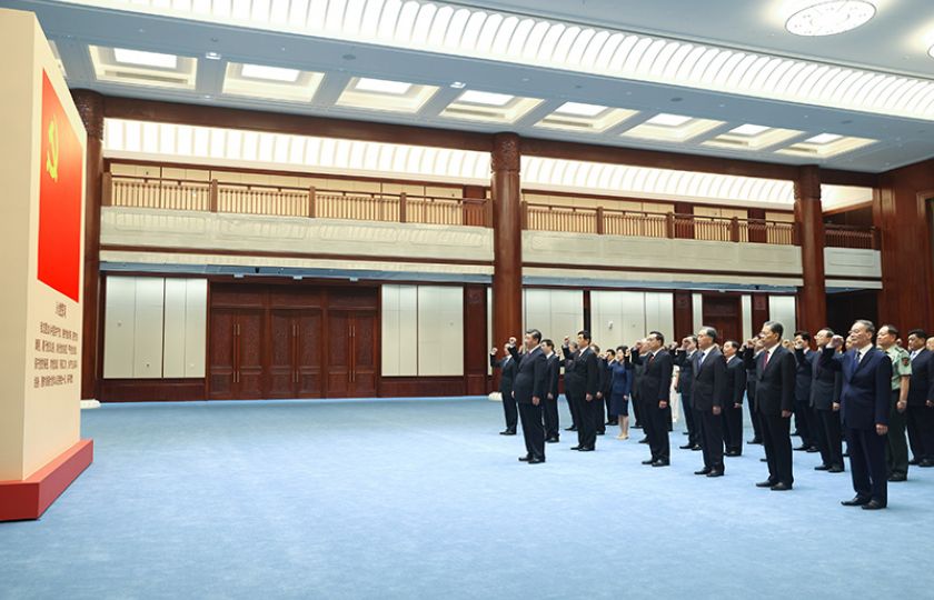 Prezident Xi Jinping (Si Ťin-pching) a další vedoucí představitelé Komunistické strany Číny v červeném sálu výstavní síně KS Číny.
