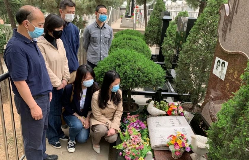 Na letošní rok připadá 21. výročí od smrti Xu Xinghu a Zhu Ying. Před několika dny přišli kolegové z deníku Guangming Daily, kde pracovali, na hřbitov Babaoshan v Pekingu s květinovým košem na památku hrdinů. Foto: Lu Chongguang / Guangming Picture.