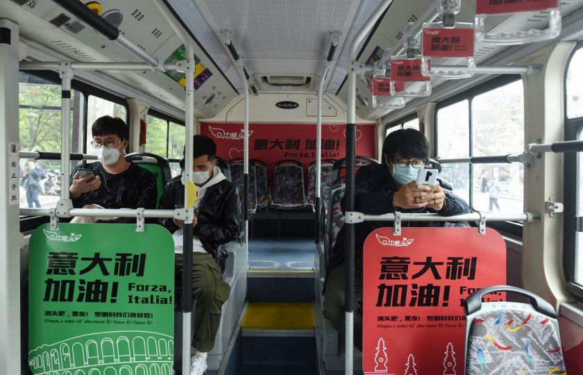 V Hangzhou ve východní čínské provincie Zhejiang jsou v autobusech plakáty podporující Itálii v jejím boji s COVID-19. Foto: Profimedia.