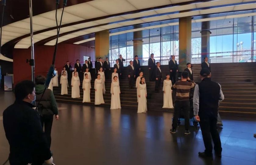 Z natáčení symfonické sborové nahrávky Anděl mi to řekl. Zdroj: Oficiální účet WeChat Národního divadla.