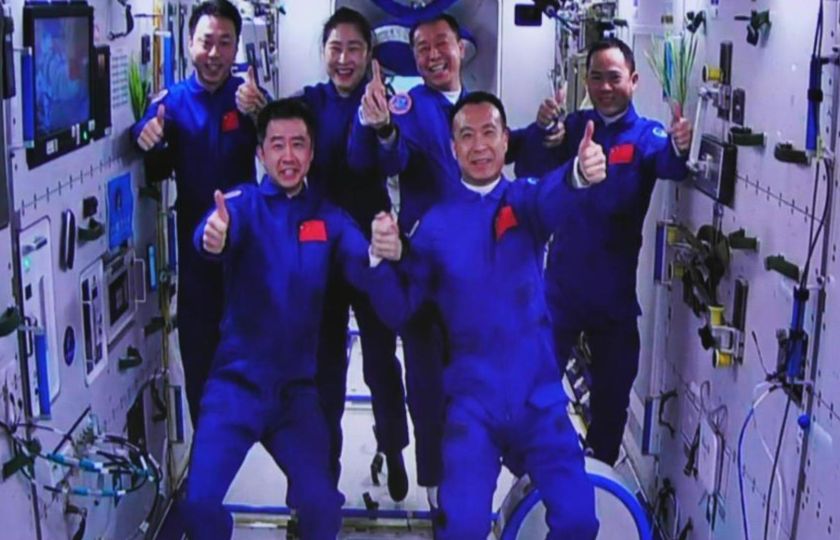 Skupinové foto šesti čínských astronautů, kteří dorazili kosmickými loděmi Shenzhou (Šen-čou) 15 a 16 na čínskou vesmírnou stanici Foto: Agentura Nová Čína