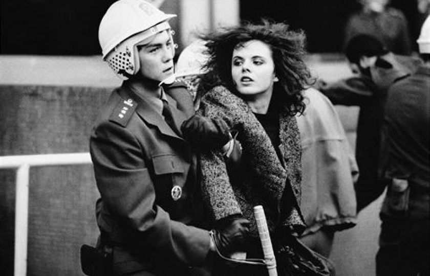 Texty Martina Komárka doprovázejí v knize fotky Herberta Slavíka včetně ikonického snímku z demonstrace 28. října 1989.