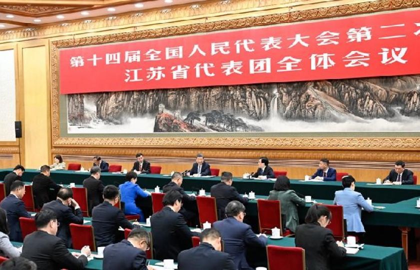 Čínský prezident Si Ťin-pching na jednání se zástupci delegace z provincie Ťiang-su. Snímek je z druhého zasedání 14. Všečínského shromáždění lidových zástupců v Pekingu v Číně, které se konalo 5. března. FOTO SIN-CHUA