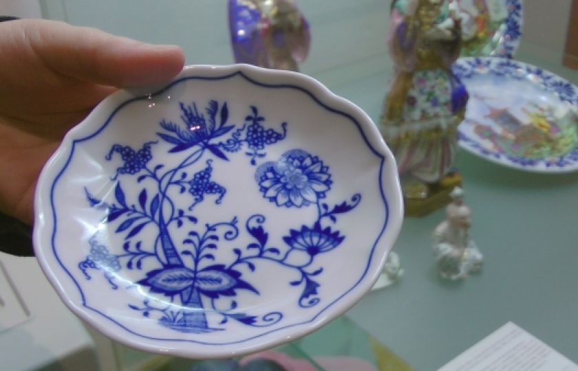 Modro-bílý porcelán je do značné míry výsledkem mísení kulturních vlivů mezi arabskými zeměmi a Čínou. Největšího rozmachu dosáhl v době Ming (1368–1644), i když byl znám již dříve, a je oblíbený dodnes. Modro-bílý porcelán se též hojně dovážel do Evropy. Tyto ukázky jsou z dynastie Čching (1644–1911).