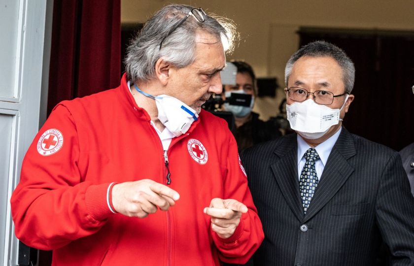 Italský prezident červeného kříže Francesco Rocca a čínský velvyslanec v Itálii Li Junhua čekají 13. března na tiskové konferenci v sídle italského červeného kříže spolu s týmem čínských lékařů, kteří dorazili na podporu lékařů a zdravotnických pracovníků během nouzového stavu kvůli COVID-19. Foto: Profimedia.