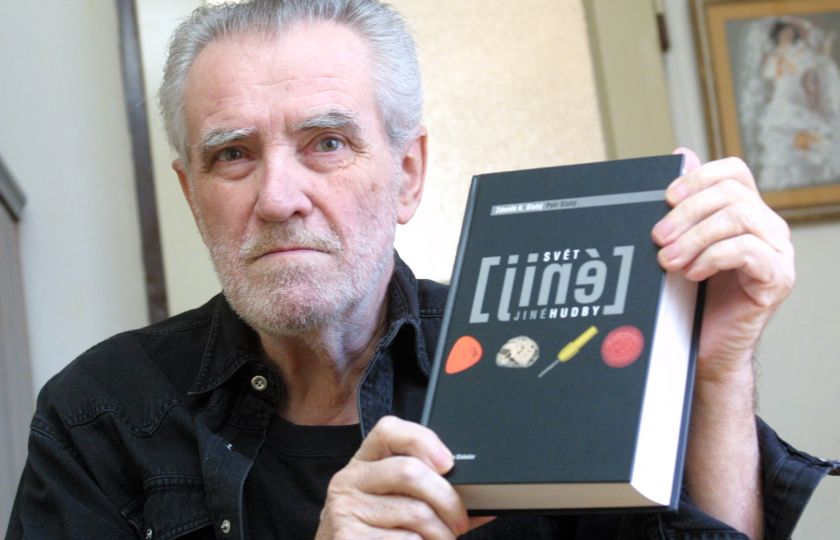 Zdeněk Karel Slabý se svou knihou Svět jiné hudby v roce 2003. Foto: Profimedia.