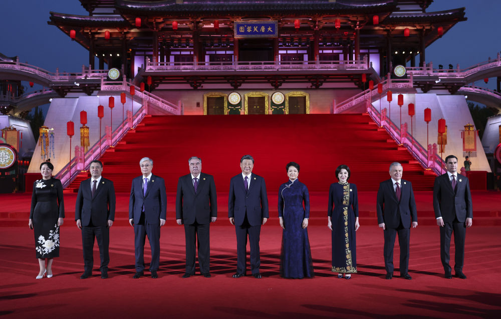 Společná fotografie po uvítací ceremonii s představiteli pěti středoasijských zemí ve městě Si-an.