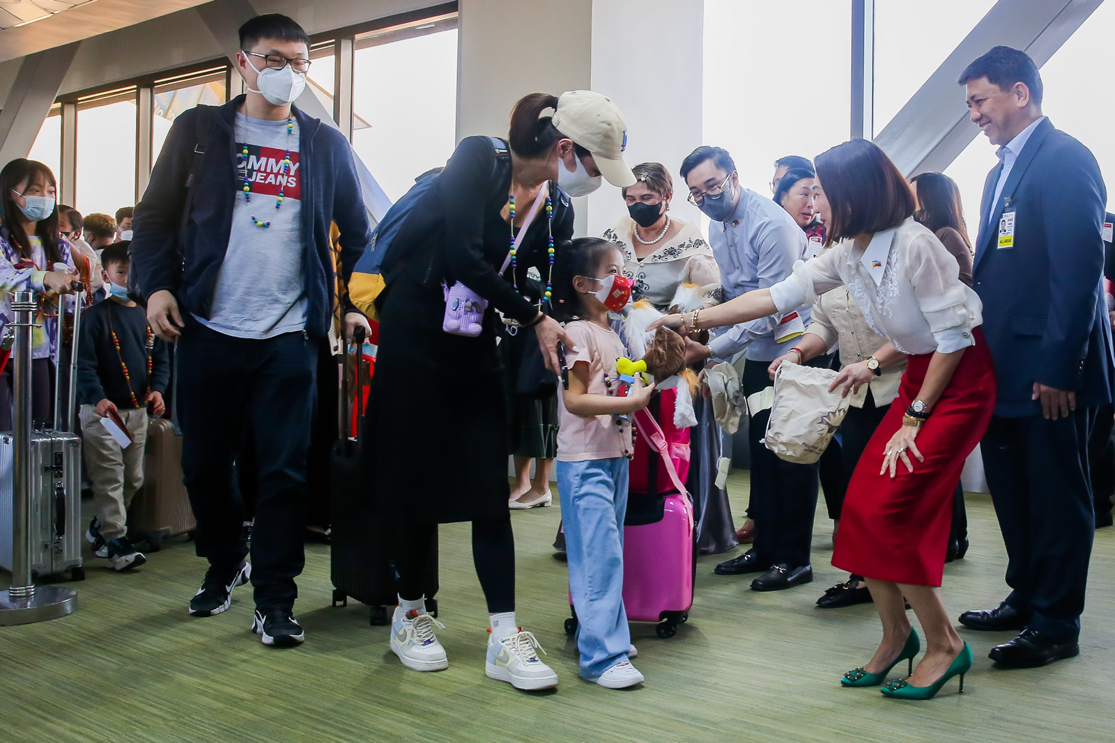 Na mezinárodním letišti v Manile na Filipínách předala 24.ledma letošního roku filipínská ministryně cestovního ruchu Christina Frasco (druhá zprava vpředu) dárky čínským turistům, kteří přijeli na Filipíny. (Umali/Agentura Nová Čína)