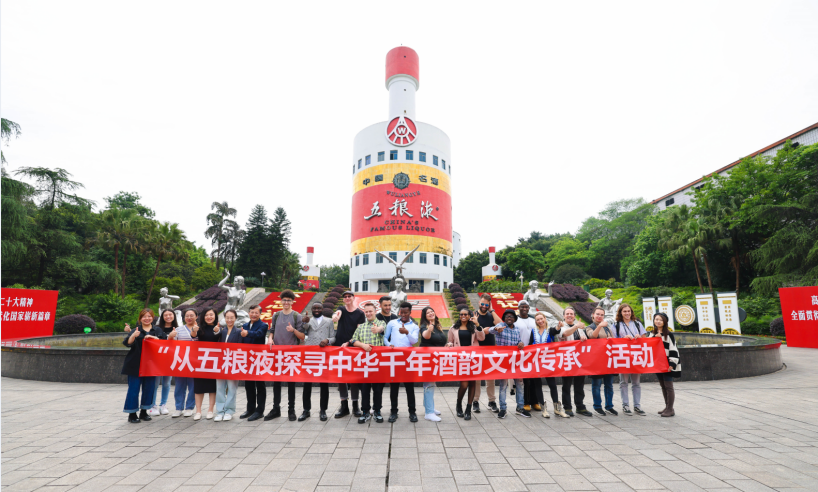  Před maketoiu likéru na náměstí Pengcheng. Foto: Guangming online