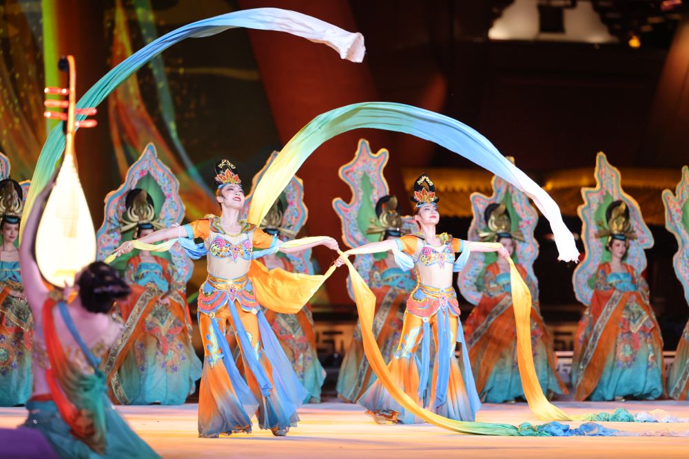 Vystoupení tanečního souboru pro summit Čína-Střední Asie.