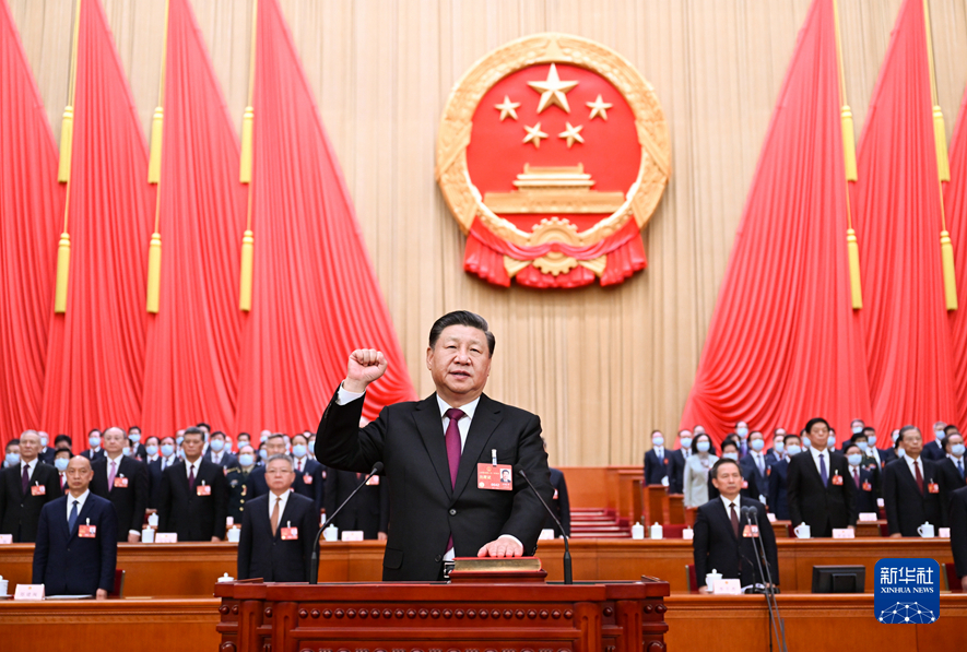 Xi Jinping byl zvolen prezidentem ČLR a předsedou Ústřední vojenské komise ČLR