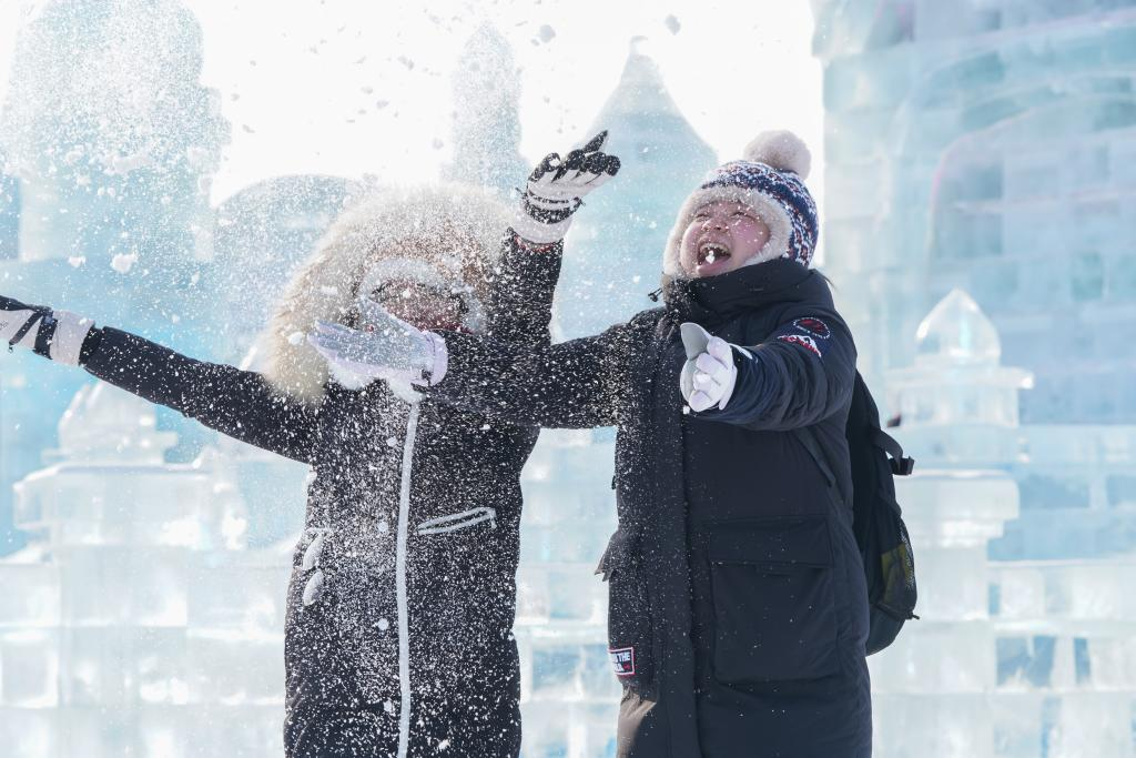 Turisté na návštěvě Světa ledu a sněhu v Harbinu