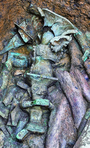 Bronzová socha objevená v lokalitě Sanxingdui