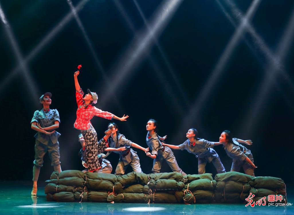 Jako pocta historii Komunistické strany Číny byla realizována dramatická i taneční představení na toto téma. Fotografie zachycuje skupinový tanec „Osm žen vržených do řeky“, který 28. května předvedli učitelé a studenti tanečního odboru Wuchanské hudební konzervatoře v provincii Chu-pej. Foto: Zhao Jun / Guangming Picture