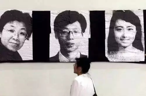 Místní výstava v Bělehradě připomínající tři reportéry, kteří byli zabiti při bombardování (zleva doprava: Shao Yunhuan, Xu Xinghu, Zhu Ying).