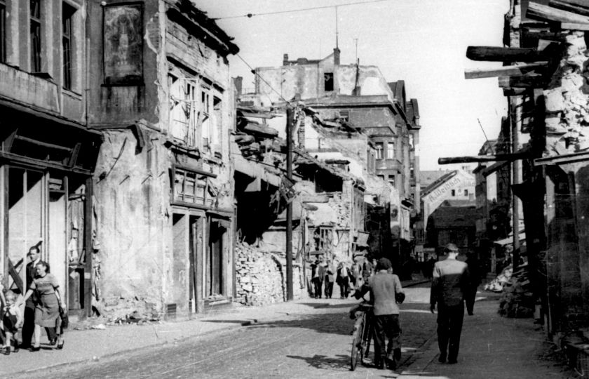 Dnešní ulice Revoluční v Ústí nad Labem v roce 1945. Foto: Muzeum města Ústí nad Labem.