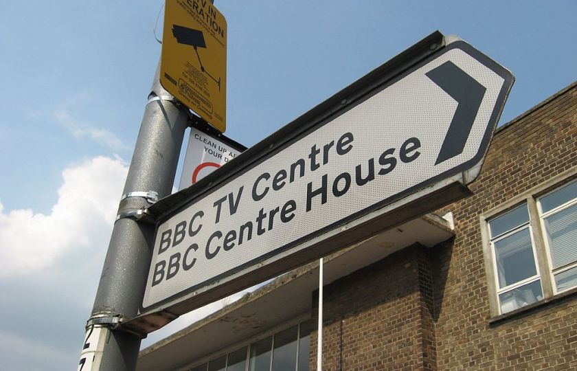 Dopravní značka ukazující cestu do BBC TV Center. Foto: www.flickr.com/photos/redvers/ - CC-BY