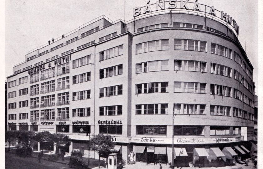Budova, kde sídlí divadlo dosud, byla postavena v roce 1930.