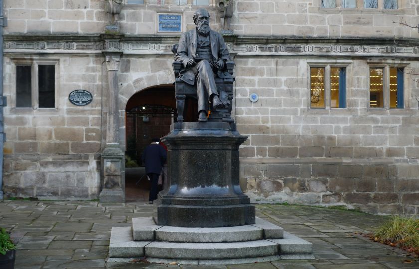 Socha Charlese Darwina v jeho rodném městě Shrewsbury. Foto: Antares, CC0 1.0.