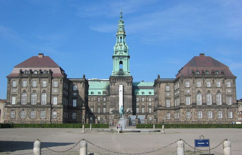 Christiansborg: bývalý královský palác a do roku 1794 královská rezidence dánských králů v Kodani, v současnosti pak sídlo dánského parlamentu (Folketingu), Úřadu vlády a muzea. Foto: eimoberg. CC BY 2.0