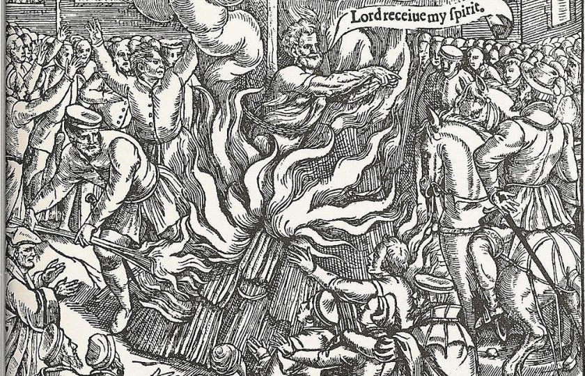 Duchovní a editor tzv. „Matthew’s Bible“ John Rogers byl prvním z téměř tří set protestantů, kteří byli upáleni v letech 1555–58 během vlády Marie I. Tudorovny, přezdívané Krvavá Marie. Z Knihy mučedníků Johna Foxe (1563).