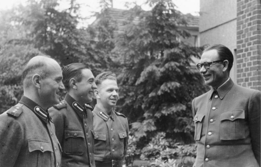 Generál Vlasov s ruskými dobrovolníky nedaleko Berlína (1944). Foto: Bundesarchiv, Bild 146-1984-101-32 / CC-BY-SA 3.0