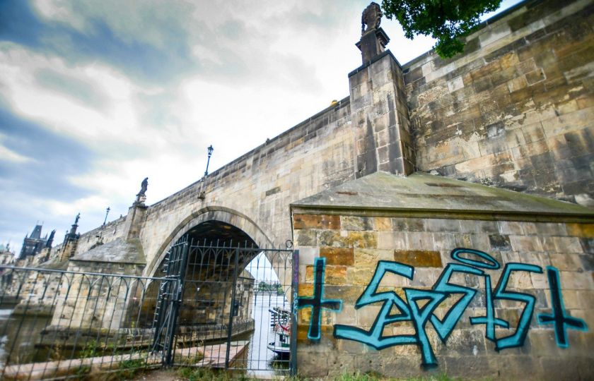 Graffiti na Karlově mostě nastříkaná dvěma německými turisty 15. července 2019. Foto: Profimedia