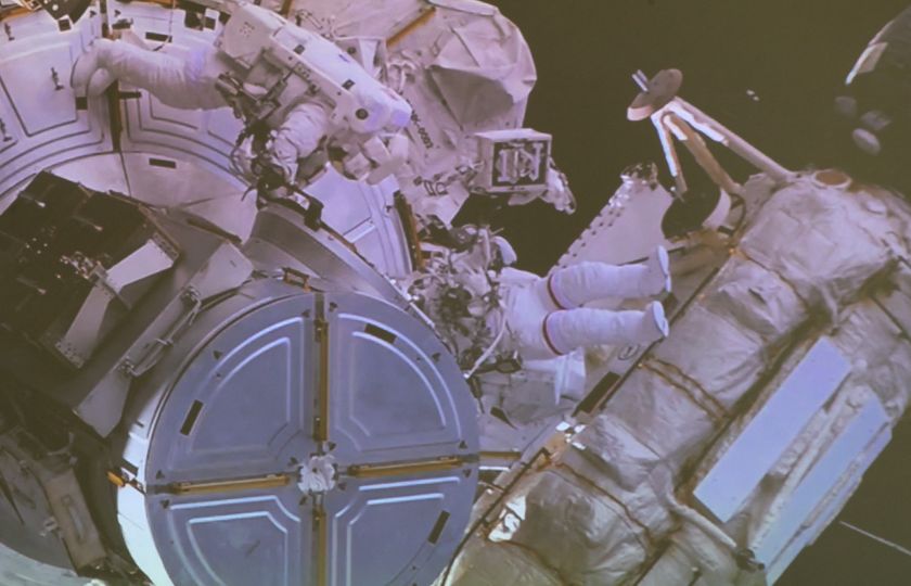 Německý astronaut Matthias Maurer a americký astronaut Raja Chari během výstupu do vesmíru na Mezinárodní vesmírné stanici. Foto: Profimedia.