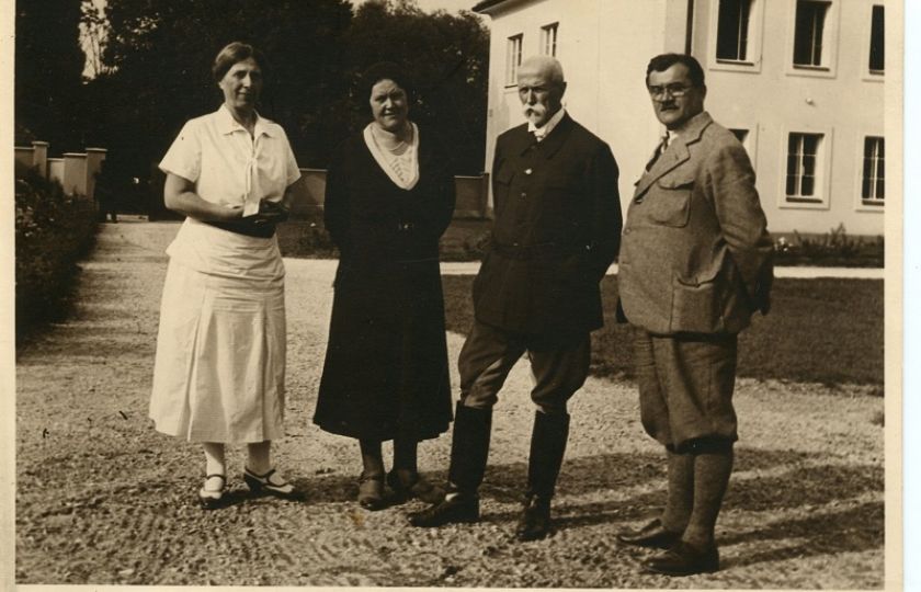 Karel Engliš s manželkou a T. G. Masarykem s dcerou. Zdroj: Spolek přátel Karla Engliše.