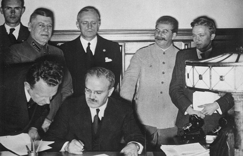Sovětský ministr zahraničí Vjačeslav Molotov podepisuje německo-sovětskou smlouvu o přátelství v Moskvě 28. září 1939; za ním jsou Richard Schulze-Kossens (Ribbentropův adjutant), Boris Šapošnikov (náčelník generálního štábu Rudé armády), Joachim von Ribbentrop, Josif Stalin, Vladimir Pavlov (sovětský překladatel). Alexander Škvarcev (sovětský velvyslanec v Berlíně) stojí vedle Molotova.