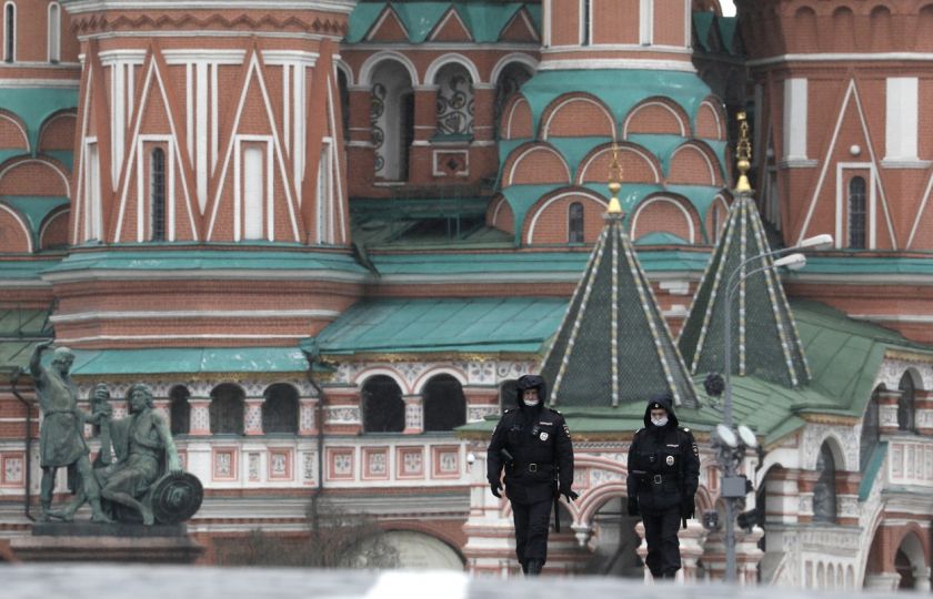 Policisté hlídkují na Rudém náměstí v Moskvě 18. dubna 2020. Foto: Alexander Shcherbak / TASS / Profimedia.