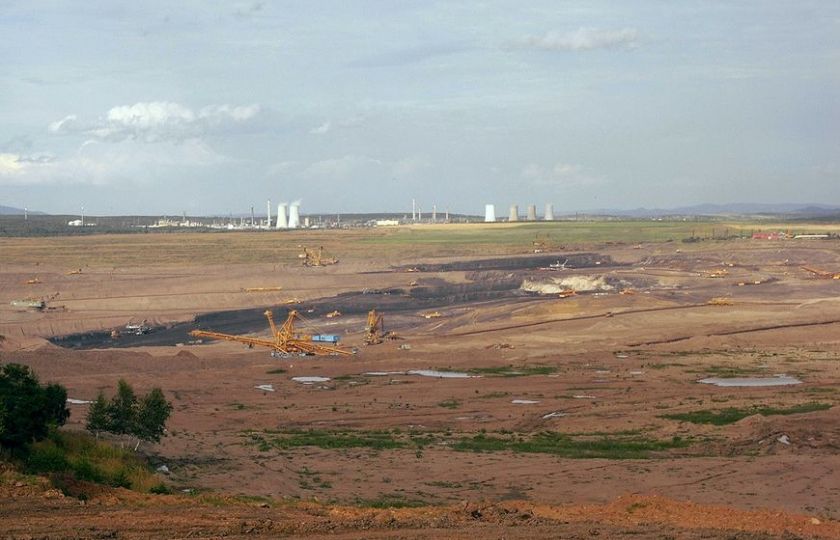 Těžba hnědého uhlí pod zámkem Jezeří (2009). Foto: Lysippos. CC BY-SA 3.0.