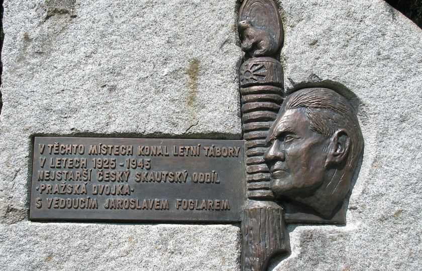 Památník Jaroslava Foglara ve Sluneční zátoce nedaleko Ledče nad Sázavou. Foto: JirkaSv