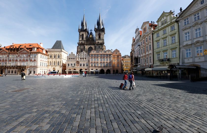 Jindy zaplněné pražské Staroměstské náměstí dnes zeje prázdnotou. Foto: Petr Horník / Právo / Profimedia. 