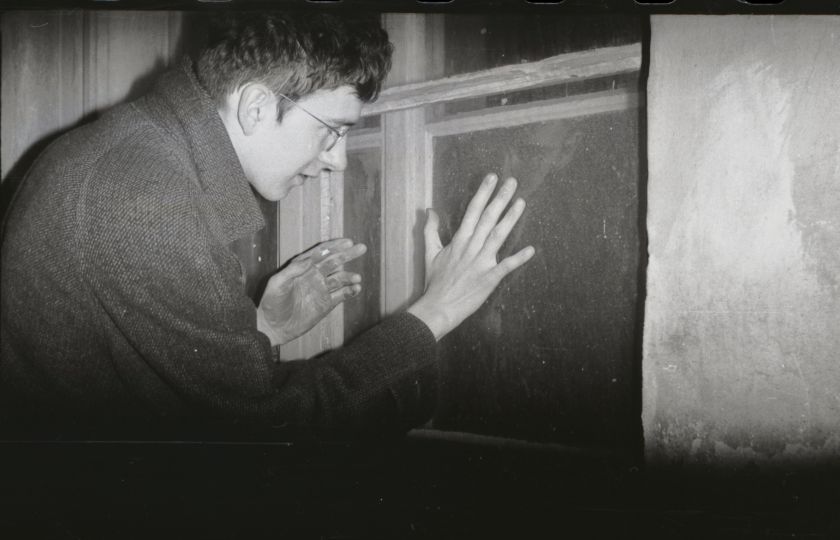 Vladimír Havlík, Akce Černá ruka, 1979, fotografie, papír, 18 × 24 cm, Olomouc, Žerotínovo náměstí. Foto: Zdeněk „Eda“ Cupák.