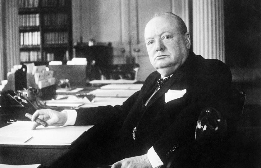 Winston Churchill ve svém křesle v Downing Street 10 v Londýně mezi lety 1939 a 1945. Foto: Cecil Walter Hardy Beaton (1904–1980).