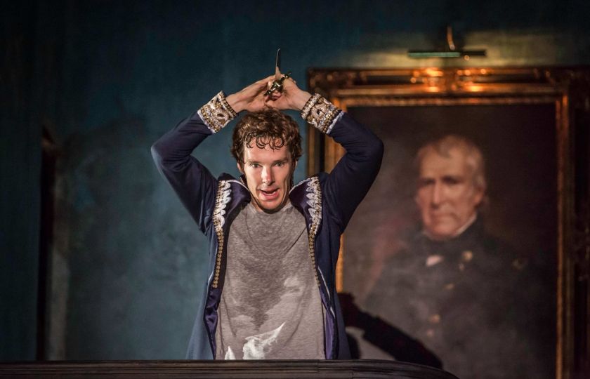 Benedict Cumberbatch v roli Hamleta. Foto: Johan Persson. 