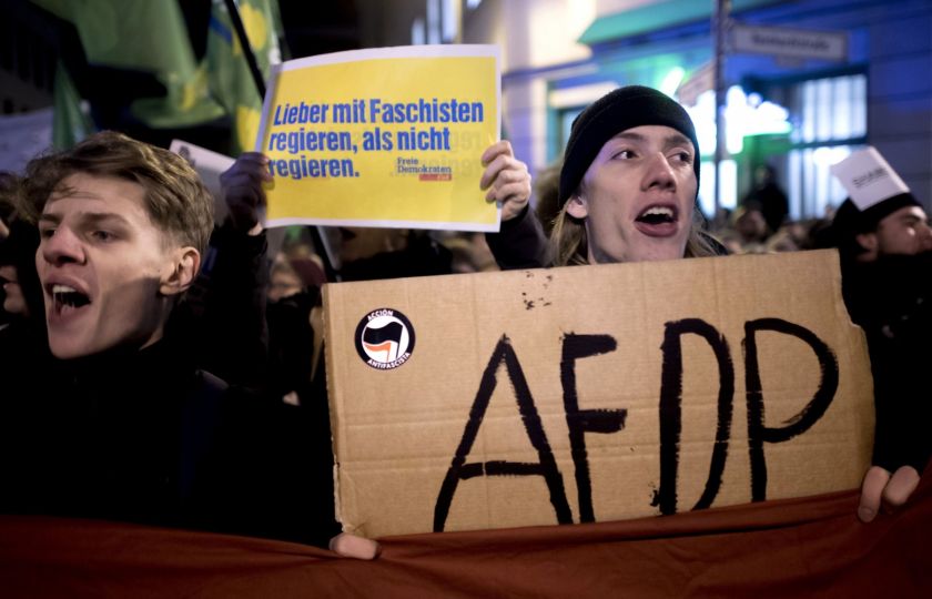 V Berlíně se 5. února uskutečnil protest proti zvolení premiéra z FDP, kterému do křesla pomohla AfD, označovaná za extremistickou. Foto: Stefan Boness / Ipon / SIPA / Profimedia.